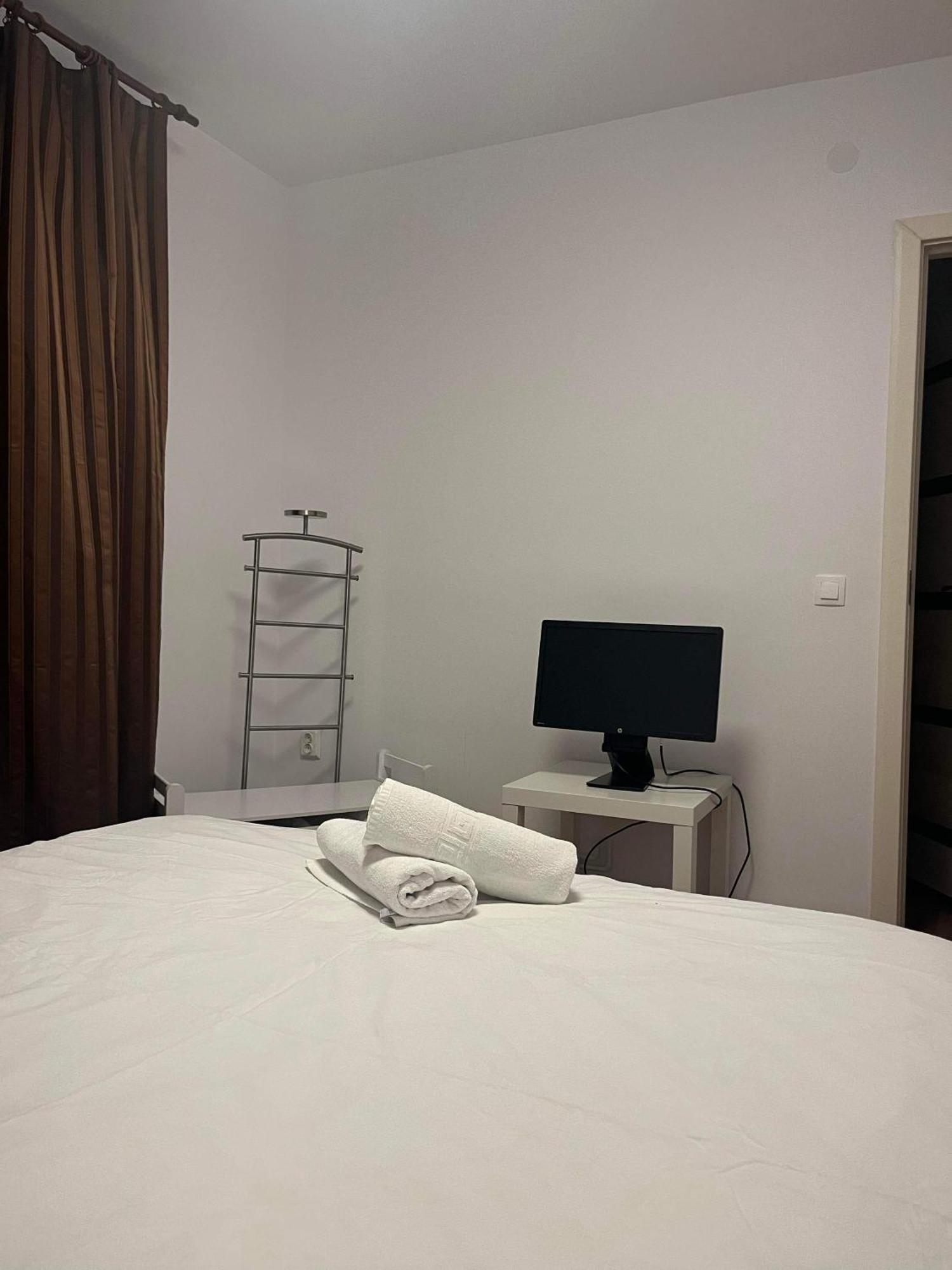 Peles Green Apartment & Piano คลูจ-นาโปกา ภายนอก รูปภาพ